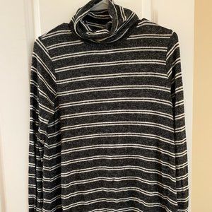 Women's Casual Sweater, Size Medium